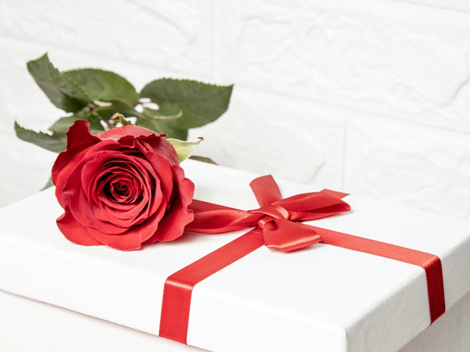 Virtual Blooms: Sending Love Across the Miles with Online Rose Day Gifts
